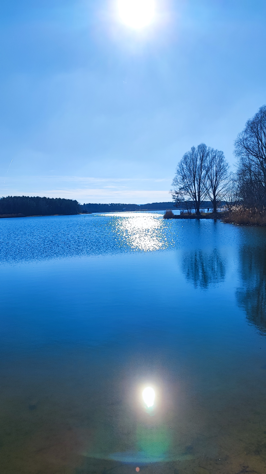 See mit Lichtreflexionen als Symbol für das Glimmen im Wandel